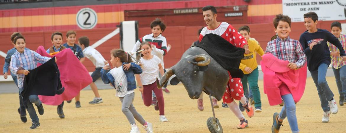 Los “enanitos toreros” sacan las risas de los niños en un espectáculo cómico y taurino Los “enanitos toreros” sacan las risas de los niños en un espectáculo cómico y taurino