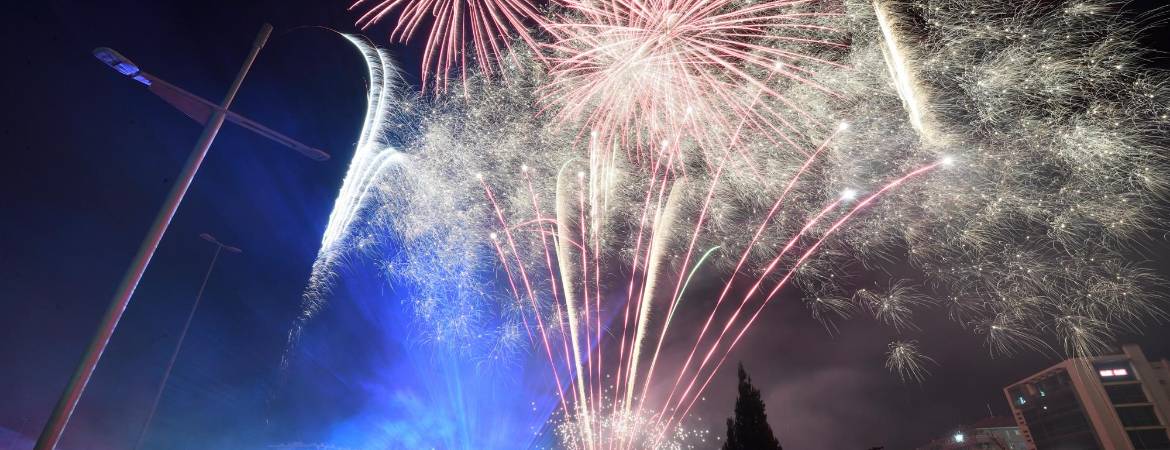 Los fuegos artificiales ponen luz y color al cielo jiennense Los fuegos artificiales ponen luz y color al cielo jiennense