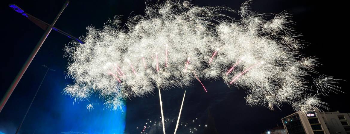 Los fuegos artificiales ponen luz y color al cielo jiennense Los fuegos artificiales ponen luz y color al cielo jiennense
