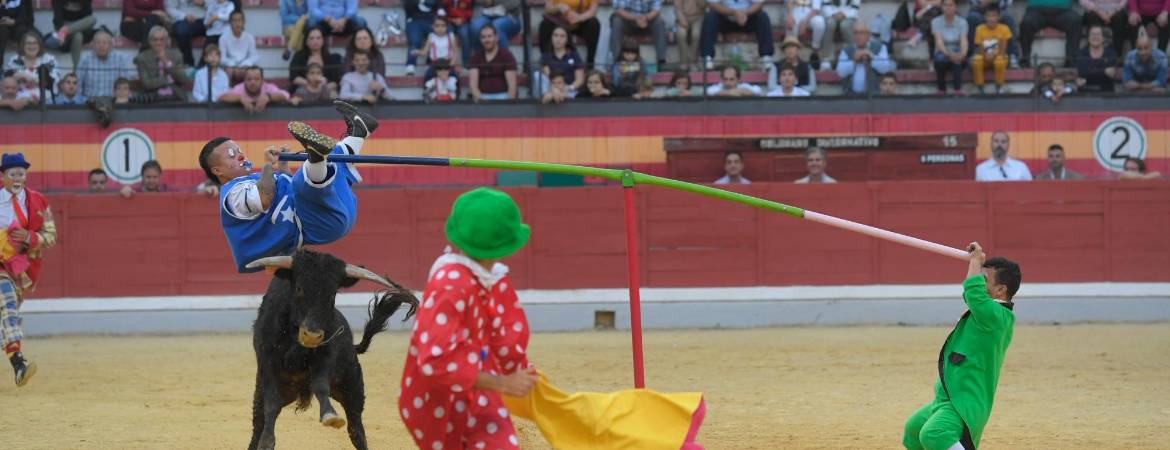 Los “enanitos toreros” sacan las risas de los niños en un espectáculo cómico y taurino Los “enanitos toreros” sacan las risas de los niños en un espectáculo cómico y taurino