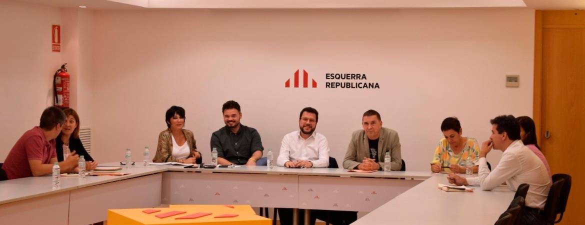 ERC y Bildu acercan posiciones para apoyar a Sánchez como presidente ERC y Bildu acercan posiciones para apoyar a Sánchez como presidente