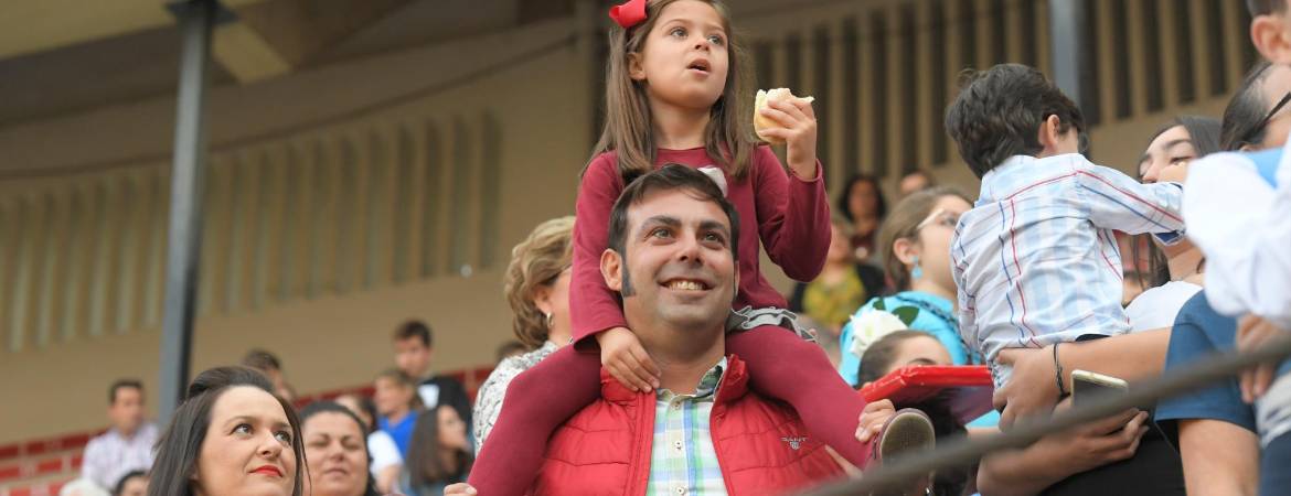 Los “enanitos toreros” sacan las risas de los niños en un espectáculo cómico y taurino Los “enanitos toreros” sacan las risas de los niños en un espectáculo cómico y taurino