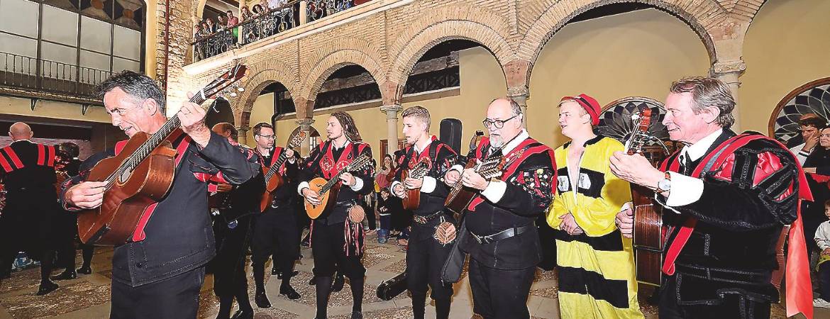 Sones de tuna que mecen al compás Sones de tuna que mecen al compás