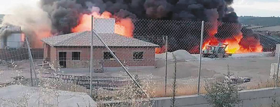 El fuego daña gravemente la planta de reciclaje El fuego daña gravemente la planta de reciclaje