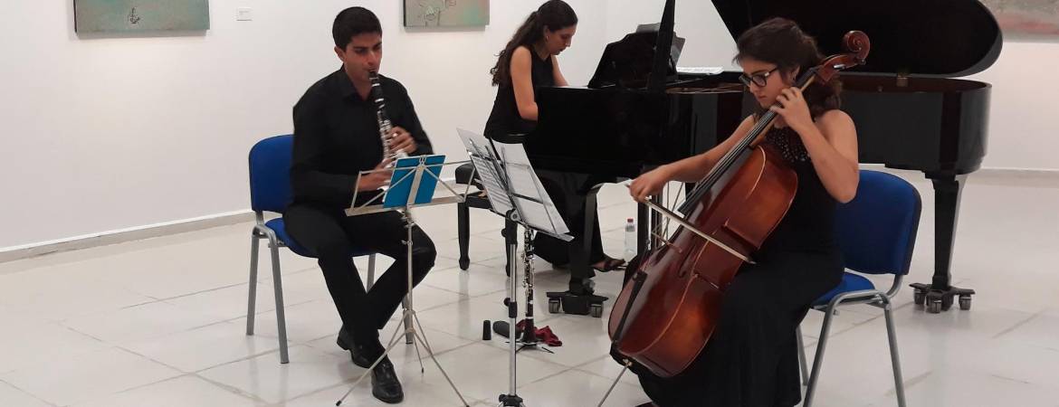 Un excelente trío de jóvenes músicos Un excelente trío de jóvenes músicos
