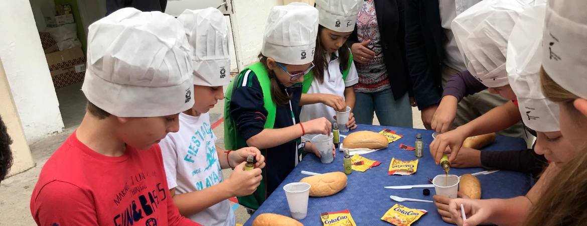 Escolares degustan el oro líquido Escolares degustan el oro líquido