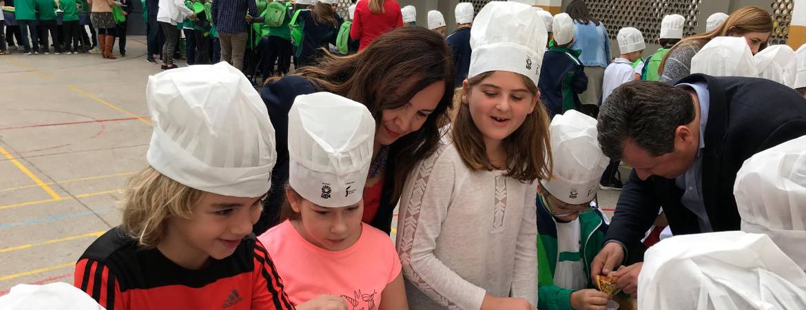 Escolares degustan el oro líquido Escolares degustan el oro líquido