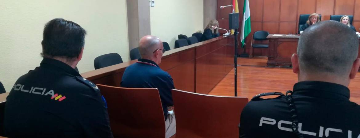 El acusado de intentar matar a su mujer declara que lo hizo porque no se callaba El acusado de intentar matar a su mujer declara que lo hizo porque no se callaba