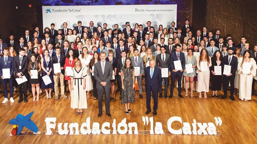 <i>Los universitarios beneficiarios de las becas que otorga la Fundación “laCaixa” posan junto con Sus Majestades los Reyes, Felipe y Letizia, Pilar Alegría e Isidro Fainé.</i> <i>Los universitarios beneficiarios de las becas que otorga la Fundación “laCaixa” posan junto con Sus Majestades los Reyes, Felipe y Letizia, Pilar Alegría e Isidro Fainé.</i>