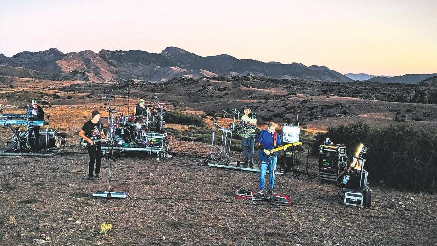 <span class=mln_uppercase_mln>EN LA INMENSIDAD</span><i>. La banda Apache en uno de los momentos del espectacular concierto en los Campos de Hernán Pelea.</i>