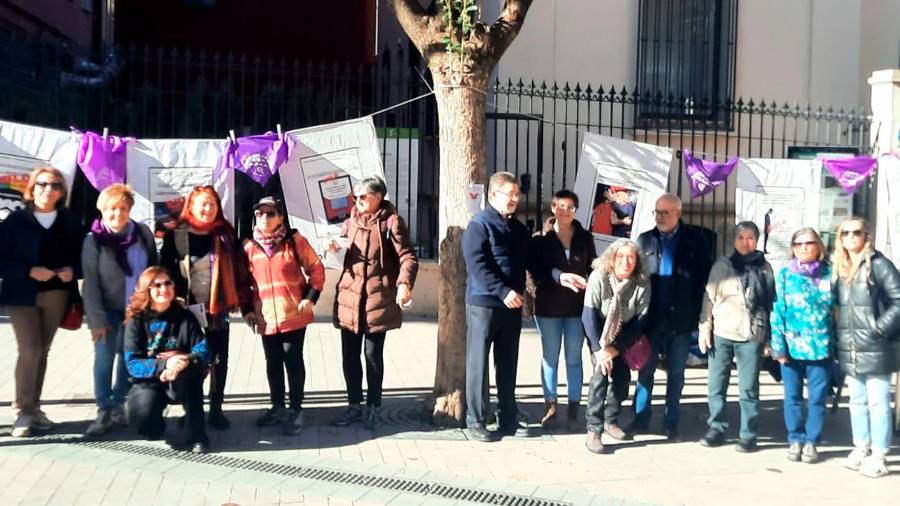 <i>Mujeres del colectivo Feministas 8M concentradas en la capital. / Asamblea de Mujeres Feministas 8M de Jaén.</i> <i>Mujeres del colectivo Feministas 8M concentradas en la capital. / Asamblea de Mujeres Feministas 8M de Jaén.</i>