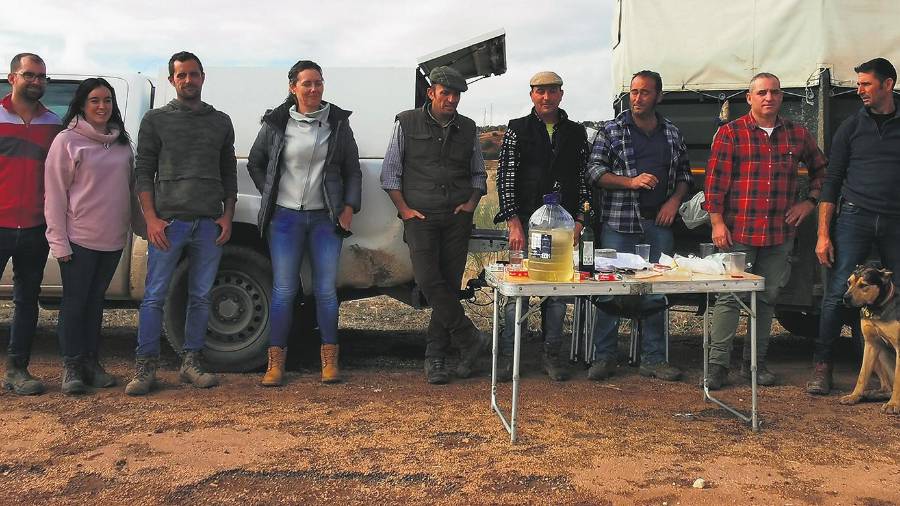 <i>Manuel María, Nieves, Yolanda y Jonathan junto a los caballistas que guían el ganado en la trashumancia de reses bravas, José María, el ganadero, Rafael, Emilio, Joselu y Manuel, también ganadero, con los perros especialmente adiestrados, “Morito” y “Toro”. / Diario JAÉN.</i> <i>Manuel María, Nieves, Yolanda y Jonathan junto a los caballistas que guían el ganado en la trashumancia de reses bravas, José María, el ganadero, Rafael, Emilio, Joselu y Manuel, también ganadero, con los perros especialmente adiestrados, “Morito” y “Toro”. / Diario JAÉN.</i>
