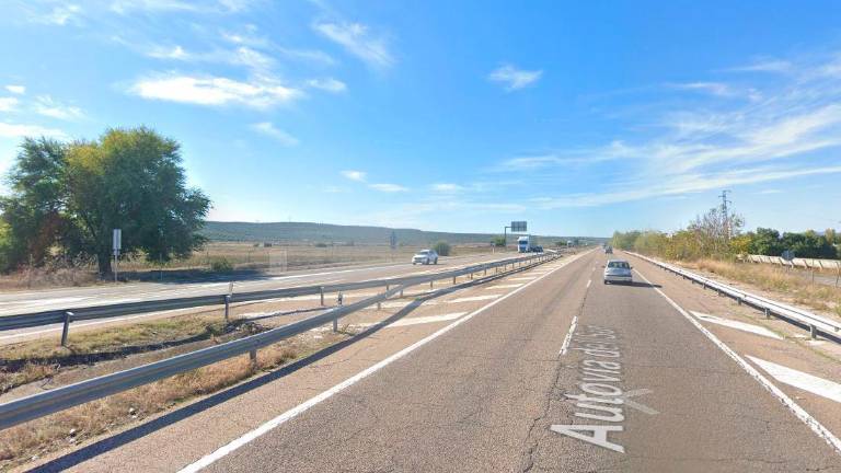 Vuelca un camión que transportaba aceite a su paso por Andújar Vuelca un camión que transportaba aceite a su paso por Andújar