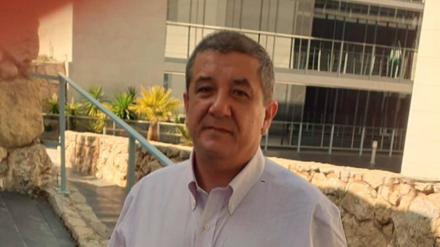 <i>Juan José Cigarrán, a la salida de la Dirección Provincial de la Seguridad Social (Gilberto Moreno).</i> <i>Juan José Cigarrán, a la salida de la Dirección Provincial de la Seguridad Social (Gilberto Moreno).</i>