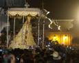 La Virgen del Rocío recorre la aldea tras el “salto de la reja” a las 02:49 horas La Virgen del Rocío recorre la aldea tras el “salto de la reja” a las 02:49 horas