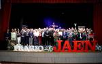 Premiados y autoridades en la VIII Gala Provincial Pasión Cofrade, celebrada en el Teatro Principal de Torredonjimeno. / Jason Moyano / Diario JAÉN. 