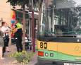 Quince adultos y una niña atrapados en un autobús Quince adultos y una niña atrapados en un autobús