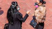 ESTADOS UNIDOS. Dos mujeres con máscaras antigás en Nueva York. 