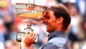 TROFEO. El tenista español sostiene su decimosegunda “Copa de los Mosqueteros” tras derrotar al austriaco Dominic Thiem en la pista central de Roland Garros.