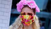 ESTADOS UNIDOS. Una mujer con mascarilla decorada con flores en Nueva York.