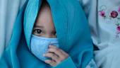 PANDEMIA. Un niño se cubre la cara con una mascarilla en Indonesia, lugar que está por encima de los 20.000 casos de coronavirus. 