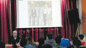 EDUCACIÓN. Julio Pulido comenta una fotografía de antaño con los alumnos del “San Felipe Neri”.