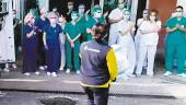 VOLUNTARIA. Una trabajadora de Correos entrega material de protección a los sanitarios del Alto Guadalquivir.