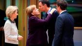 CUMBRE. Pedro Sánchez saluda a Angela Merkel. 