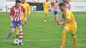 El jugador del Torredonjimeno Jorge Vela avanza con el balón en el Matías Prats. F. GAITÁN