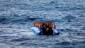 RESCATE. Embarcación rescatada con los cerca de cien migrantes.