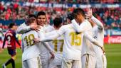 VICTORIA. El Real Madrid celebra uno de los goles en el partido frente a Osasuna en El Sadar.