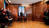 COALICIÓN. Pedro Sánchez y Pablo Iglesias estrechan sus manos en señal de acuerdo. 
