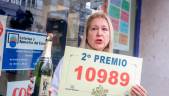 MADRID. Adela, la dueña de la administración de lotería “Los Buhítos de la 31”, situada en la calle Felix Boix, 4 de Madrid, posa con el segundo premio, el número 10989.