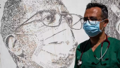 AGRADECIMIENTOS. Un profesional sanitario portugués posa frente a un mural que se dibujó en su honor.
