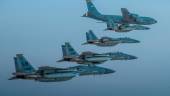 ACCIÓN. Un grupo de aviones militares armados sobrevuelan el cielo.