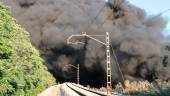 Otro punto de vista de la humareda del incendio en Renean, en este caso desde las vías de tren.