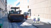 OBRAS. Una máquina pasa por el firme asfaltado en el Museo Íbero.