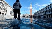 temporada alta. Una mujer camina por la inundada Plaza de San Marcos de Venecia. 