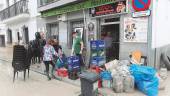 TRABAJO Y LIMPIEZA. Vecinos achican agua de un negocio en Villanueva de la Reina, uno de los municipios más afectados por los estragos del temporal.