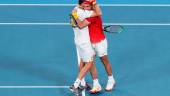 FELICIDAD. Pablo Carreño y Rafa Nadal celebran la victoria en dobles.