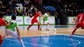 PRESIÓN. Edu, de rojo en el centro de la fotografía, en labores defensivas en el partido de su equipo ante Palma Futsal.