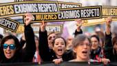 Varias personas sujetan carteles durante una manifestación por el 25N, a 25 de noviembre de 2023, en Madrid. / Diego Radamés / Europa Press. 