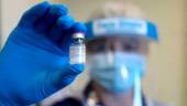 VACUNA. Un sanitario de Reino Unido sostiene una dosis de la vacuna de Pfizer en un hospital de Gloucestershire.