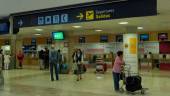 SALIDAS. Usuarios esperan la llegada de pasajeros en el Aeropuerto Federico García Lorca en una foto de archivo.