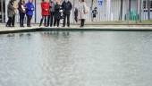 18 DE ENERO. Miembros del Partido Socialista observan el estado en el que se encontraba el agua en el estanque del Bulevar. 