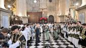 Hermanos de la Buena Muerte y legionarios, en el interior de la Catedral. / Juande Ortiz.