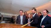 CAMPAÑA. El candidato del Partido Popular a presidir el Gobierno de España remueve una paella durante un acto de campaña en Oviedo