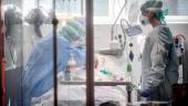 PREPARADOS. Médicos trabajan contra el coronavirus en un hospital de Brescia. 