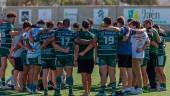 UNIÓN. Los jugadores del Jaén Rugby escuchan una charla técnica al término de un partido de esta temporada.