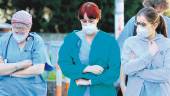 PROTECCIÓN. Personal médico de un hospital madrileño con mascarillas protectoras. 